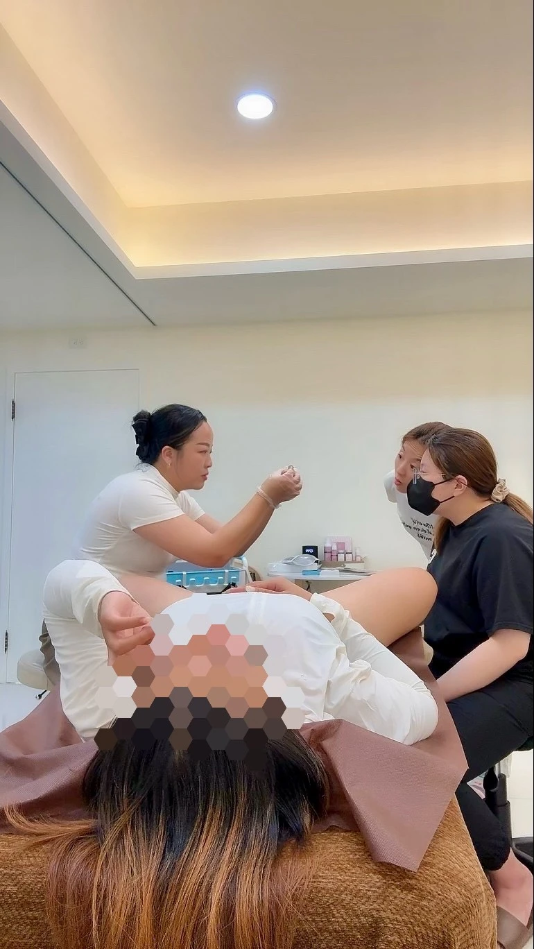 Lily 老師上蠟示範、帶學員近看手法